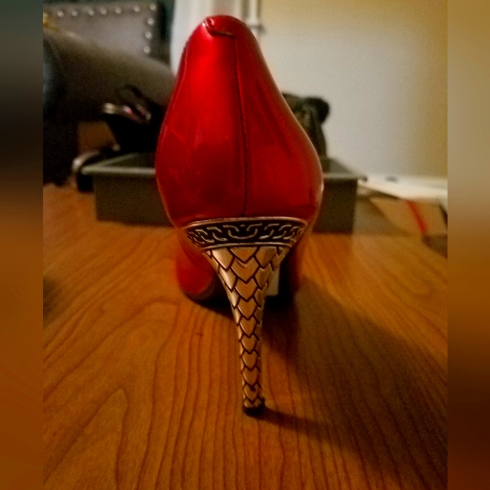 J Renee Maressa Pearlized Red Pumps Size 8
